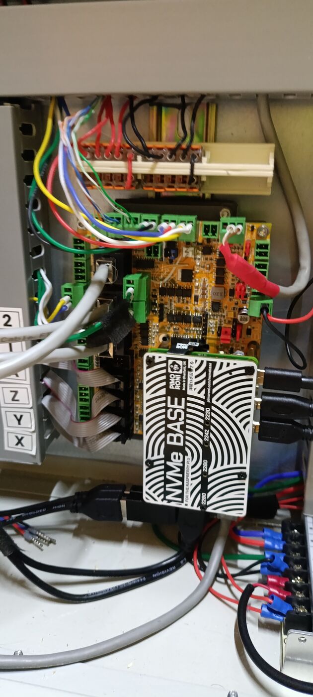 Carte FlexiHal avec le Raspberry pi 5 branché dessus
